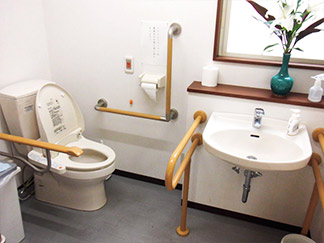 車椅子対応洗面化粧台・トイレ（福寿さむかわ）