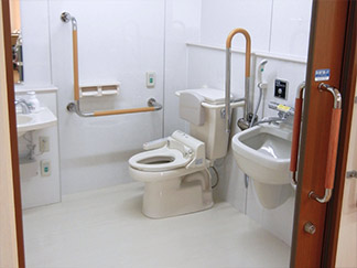 施設内トイレ (福寿よこはま都築)